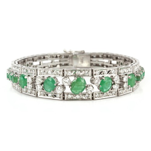 213 - AN EMERALD AND DIAMOND BRACELET