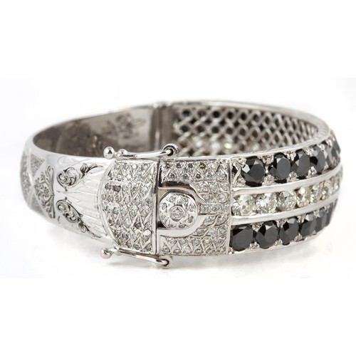 218 - A DIAMOND BANGLE 11,50 CARATS