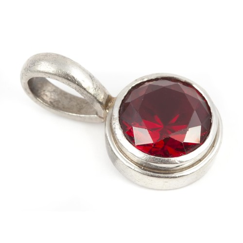 289 - A GARNET PENDANT