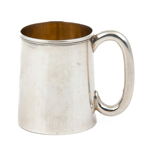 385 - AN INDIAN COLONIAL CHILDS SILVER MUG, RETAILED BY COOK & KELVEY, CALCUTTA