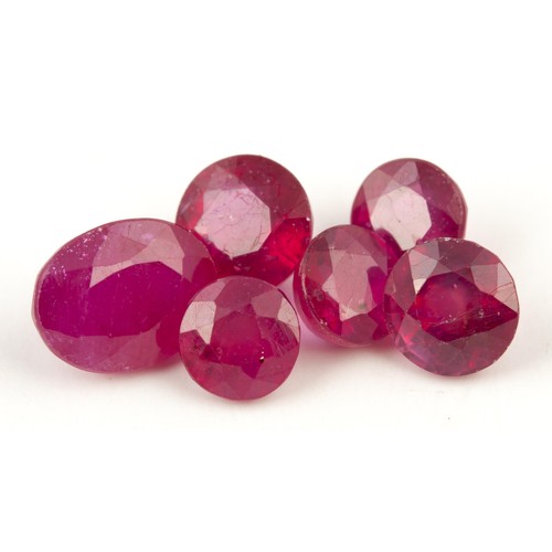 951 - A MELEE OF RUBIES, 6,81 CARATS