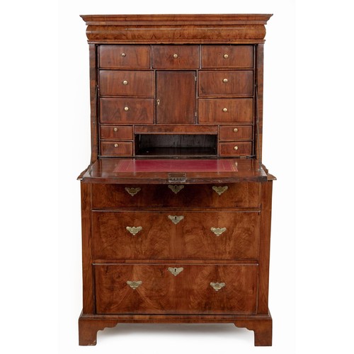 40 - A GEORGE III WALNUT SECRETAIRE À ABBATANT