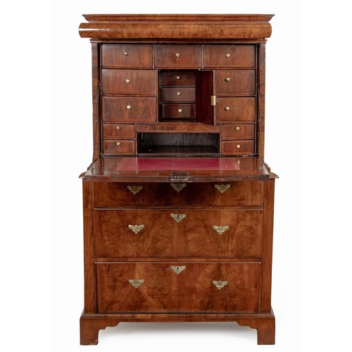 40 - A GEORGE III WALNUT SECRETAIRE À ABBATANT