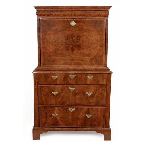 40 - A GEORGE III WALNUT SECRETAIRE À ABBATANT