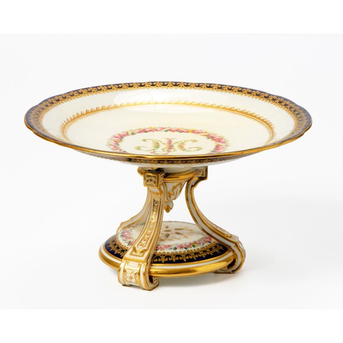 154 - A PORCELAIN PEDESTAL DISH