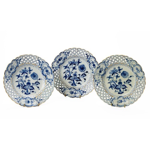 258 - THREE MEISSEN 'BLUE ONION' PATTERN LATTICE PLATES