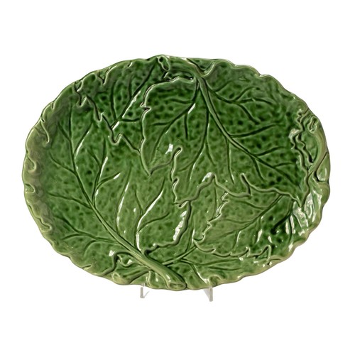 348 - A GREEN 'CABBAGE LEAF' PLATTER