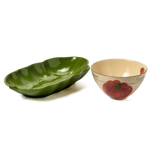 363 - A GREEN LEAF-SHAPED DISH