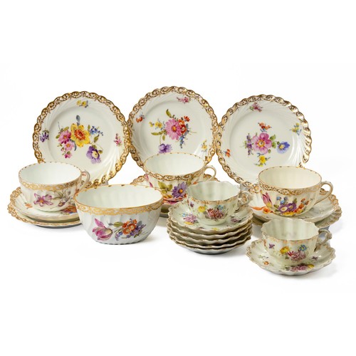 370 - A PART SET OF GERMAN PORCELAIN TEACUPS AND SAUCERS, LATE 19TH/EARLY 20TH CENTURY