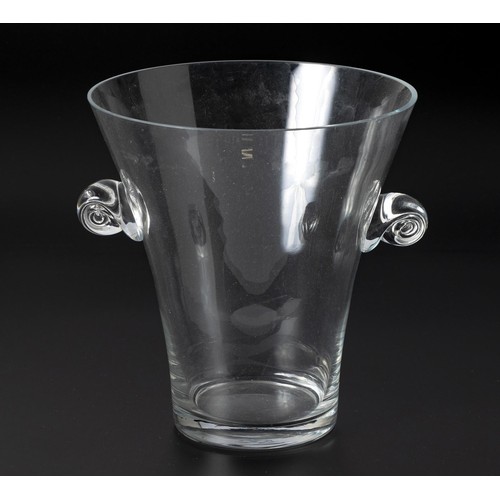 396 - A TAPERING CLEAR GLASS VASE WITH OPPOSING SCROLLING HANDLES