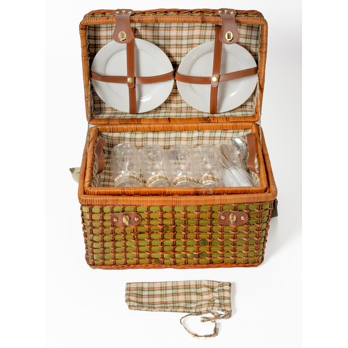 554 - A PICNIC SET, MODERN