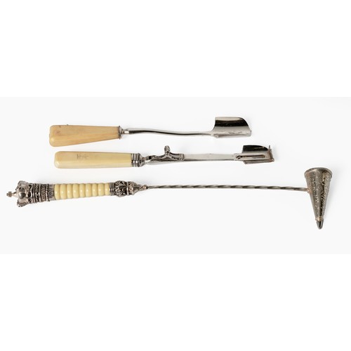 604 - AN ELECTROPLATE AND BONE SALT SHOVEL, STILTON SCOOP AND CANDLE SNUFFER