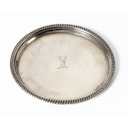 564 - A GEORGE III SILVER SALVER, MAKERS MARK ILB, DUBLIN, 1818