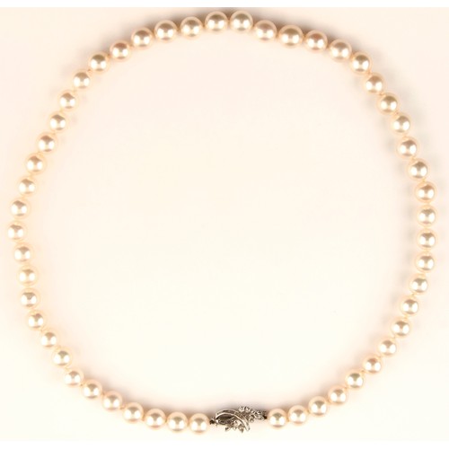 88 - A PEARL AND DIAMOND NECKLACE