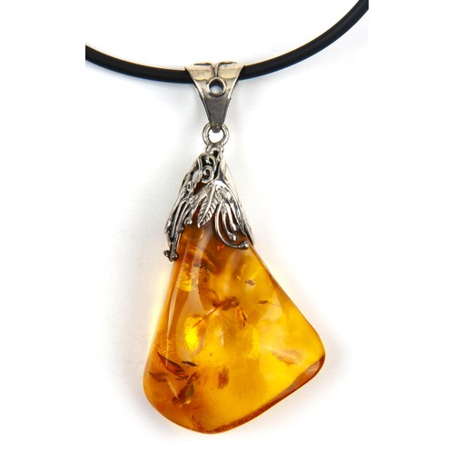 86 - A CERTIFIED AMBER PENDANT, 21,8 GRAMS