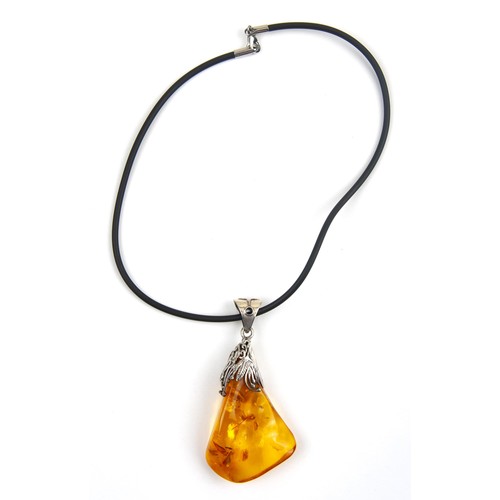 86 - A CERTIFIED AMBER PENDANT, 21,8 GRAMS