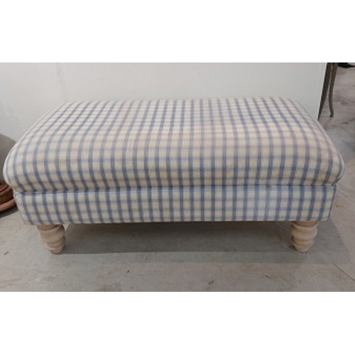 618 - AN UPHOLSTERED OTTOMAN