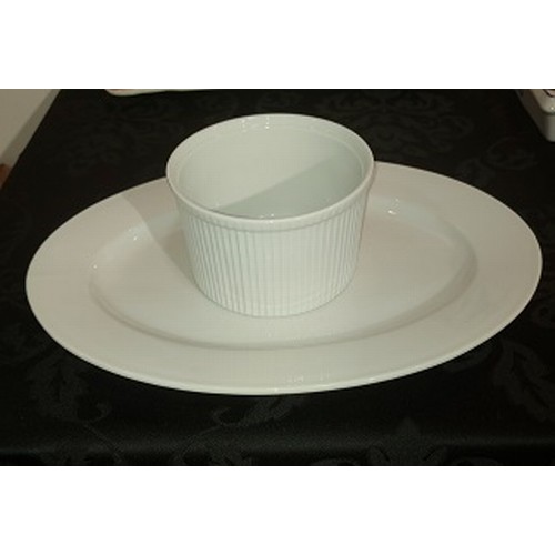 621 - A WHITE SOUFFLE DISH AND A WHITE OVAL PLATTER