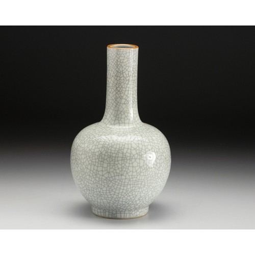 632 - A CHINESE CRACKLE GLAZE BOTTLE VASE, TIANQIUPING, REPUBLIC PERIOD, 1912 - 1949