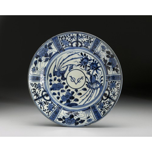 605 - A JAPANESE ARITA BLUE AND WHITE VOC DISH, EDO PERIOD, 1603 - 1867