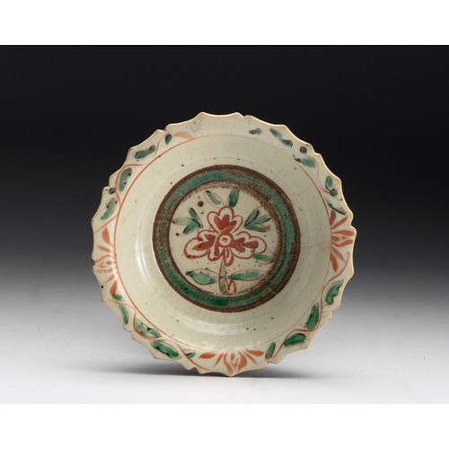 636 - AN UNUSUAL CHINESE FAMILLE VERTE SWATOW SAUCER DISH, MING DYNASTY, 17TH CENTURY