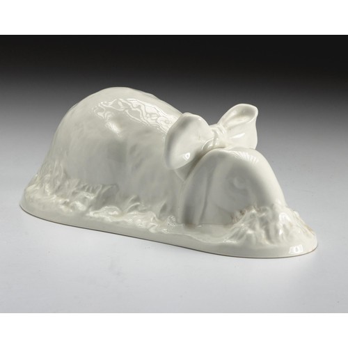 558 - A WHITE PORCELAIN JELLY MOULD, EARLY 20TH CENTURY