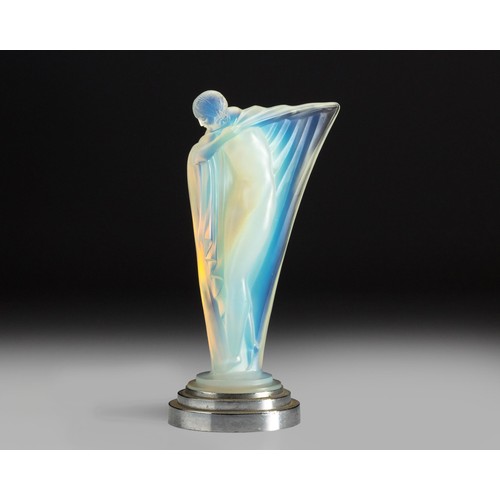 583 - AN ETLING ART DECO OPALESCENT GLASS FIGURE OF A NUDE