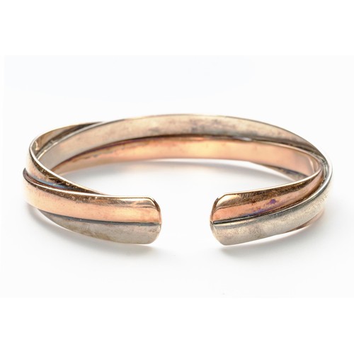 866 - A 9CT GOLD 'TRILOGY' BANGLE