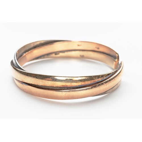 866 - A 9CT GOLD 'TRILOGY' BANGLE