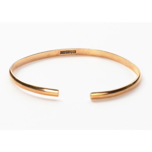 922 - A 9CT GOLD BANGLE