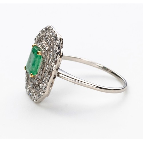 877 - AN EMERALD AND DIAMOND RING