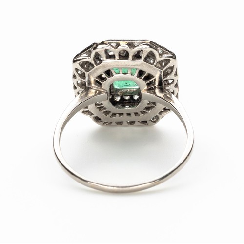 877 - AN EMERALD AND DIAMOND RING