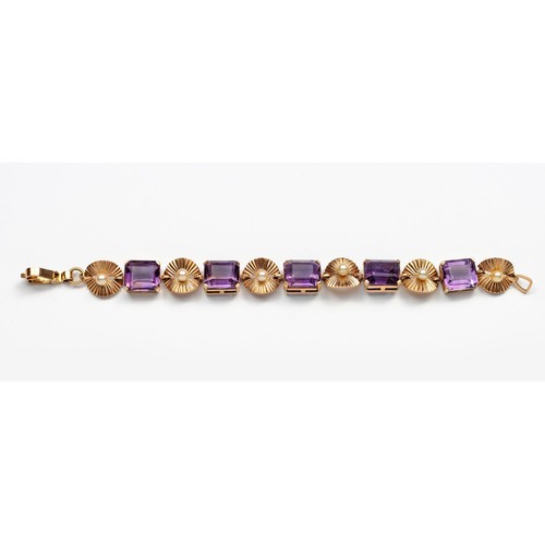 896 - AN AMETHYST AND PEARL BRACELET