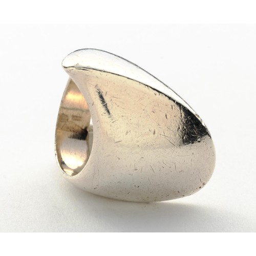 915 - A SILVER RING, DESIGNED BY NANNA DITZEL FOR GEORG JENSEN