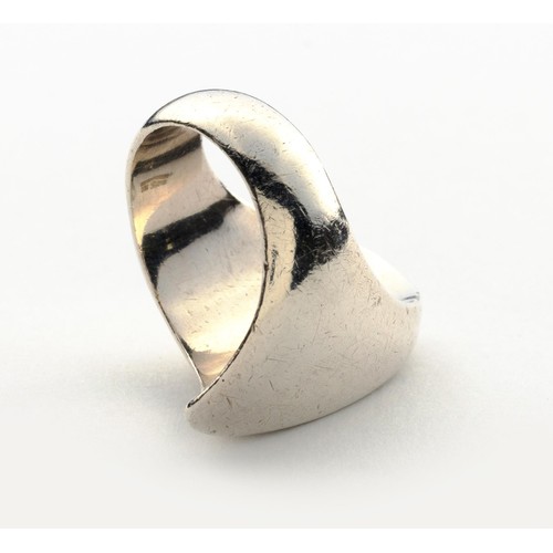 915 - A SILVER RING, DESIGNED BY NANNA DITZEL FOR GEORG JENSEN