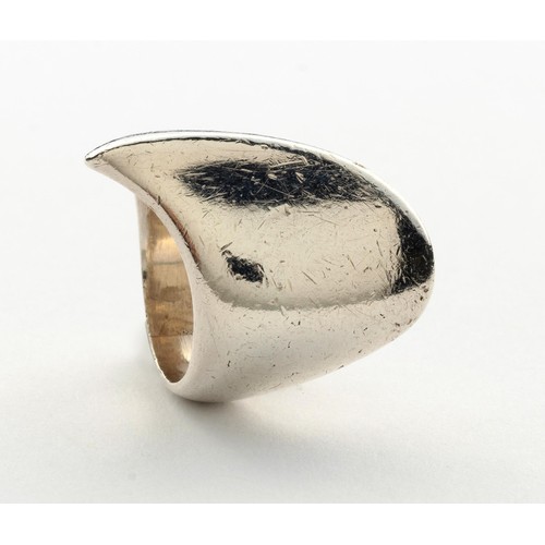 915 - A SILVER RING, DESIGNED BY NANNA DITZEL FOR GEORG JENSEN