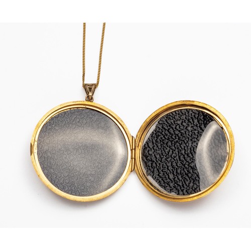 901 - A 9CT GOLD LOCKET