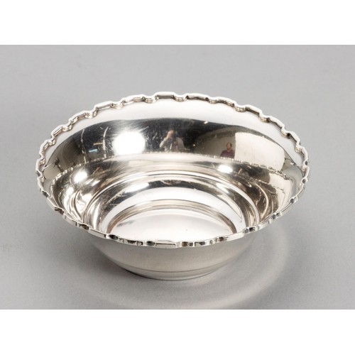 1069 - AN ELIZABETH II SILVER BOWL, DEAKIN AND FRANCIS LTD, BIRMINGHAM, 1961