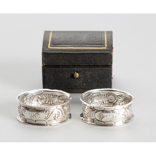 1039 - AN EDWARD VII CASED PAIR OF SILVER NAPKIN RINGS, C E WILLIAMS, BIRMINGHAM, 1910