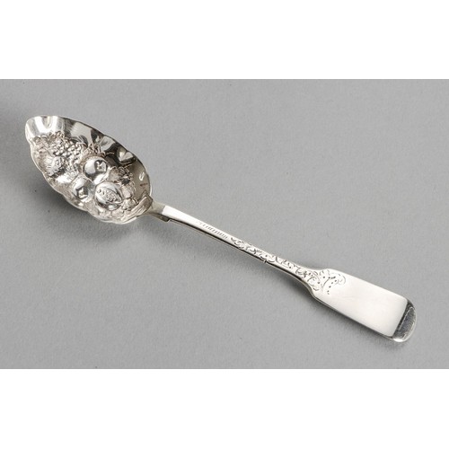 1058 - A GEORGE IV SILVER FIDDLE PATTERN BERRY TEASPOON, WILLIAM THEOBALDS, LONDON, 1830