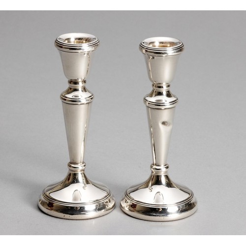 1073 - A PAIR OF ELIZABETH II SILVER CANDLESTICKS, BIRMINGHAM, 1998