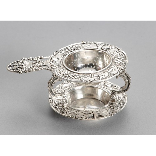 1075 - A CONTINENTAL SILVER TEA STRAINER-ON-STAND, IMPRESSED .800