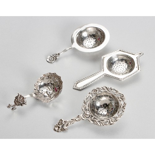 1085 - A DUTCH SILVER TEA STRAINER, H HOOYKAAS