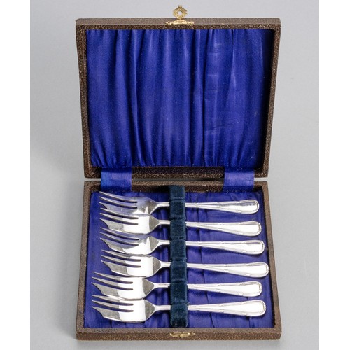 1130 - A CASED SET OF SIX ELECTROPLATE CAKE FORKS