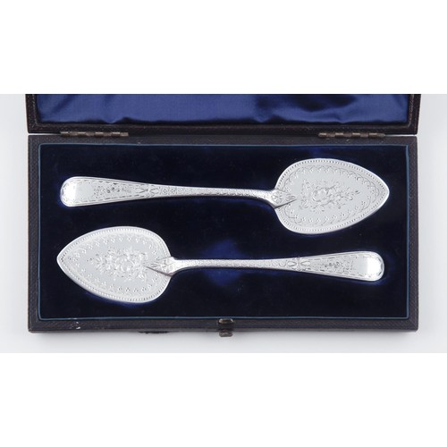 111 - A CASED PAIR OF VICTORIAN SILVER CAKE LIFTERS, GOLDSMITHS ALLIANCE, LONDON, 1900