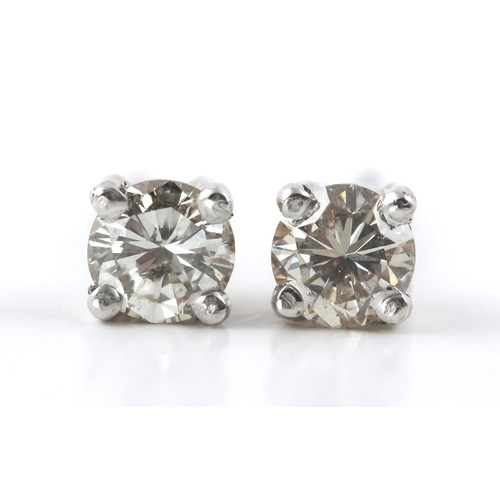 1693 - A PAIR OF DIAMOND STUD EARRINGS, 0,30 CT