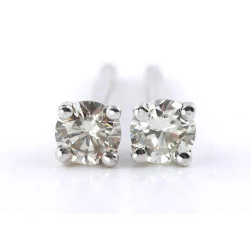 1694 - A PAIR OF DIAMOND STUD EARRINGS, 0,42 CT