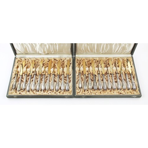 386 - A SET OF TWELVE ELECTROPLATE QUEENS PATTERN FISH KNIVES AND FORKS