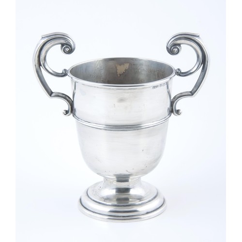 141 - A GEORGE V SILVER TROPHY CUP, MAKERS MARK RUBBED, BIRMINGHAM, 1917