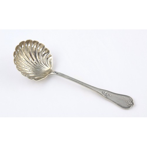 194 - A SILVER QUEENS PATTERN SUGAR SPOON, MAKER AND DATE MARKS RUBBED